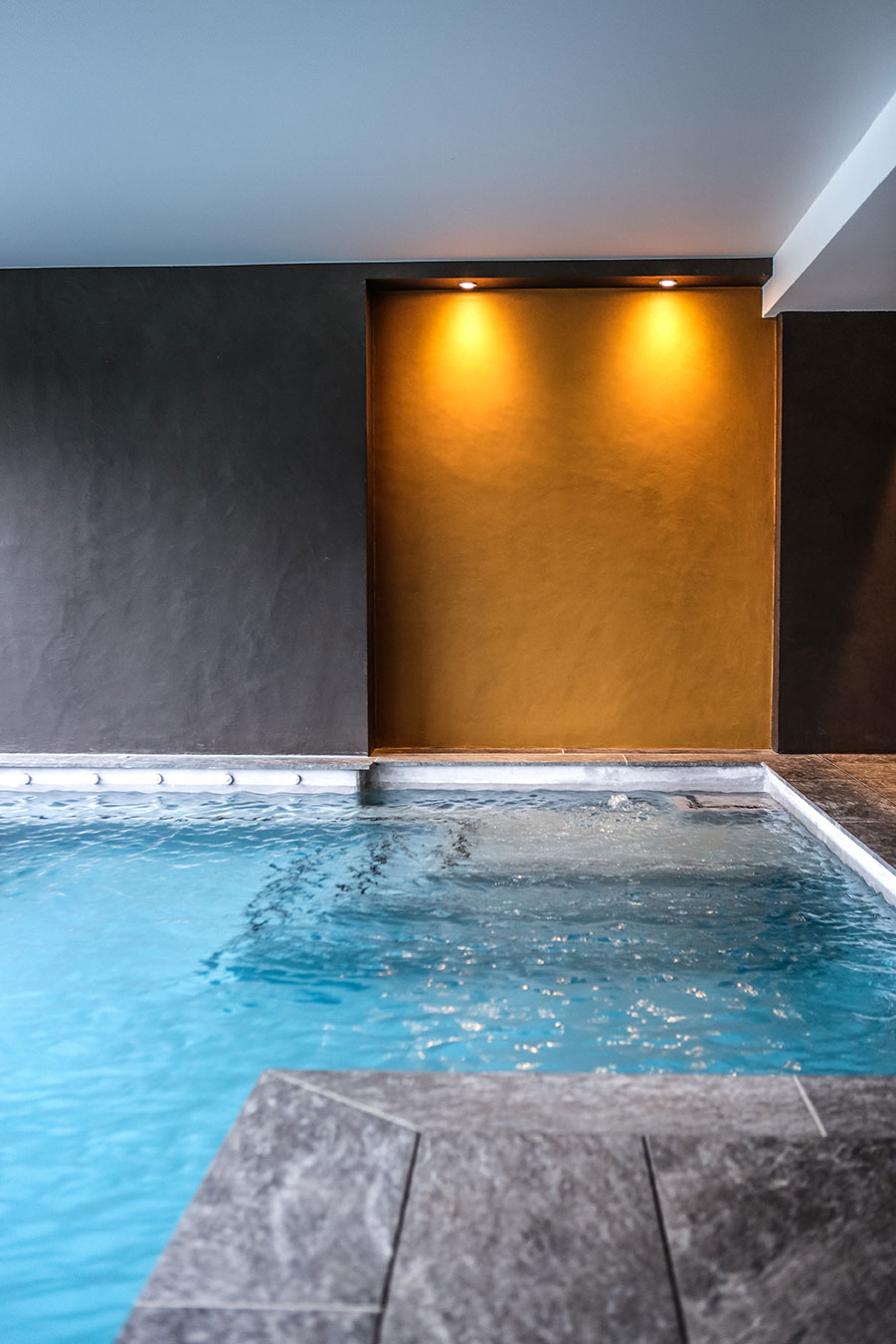 Bleu-Beton-cire-piscine-murs