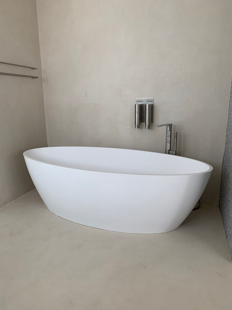 Salle demain en béton ciré, un aménagement de Bleu Béton de Véronique Villeneuve